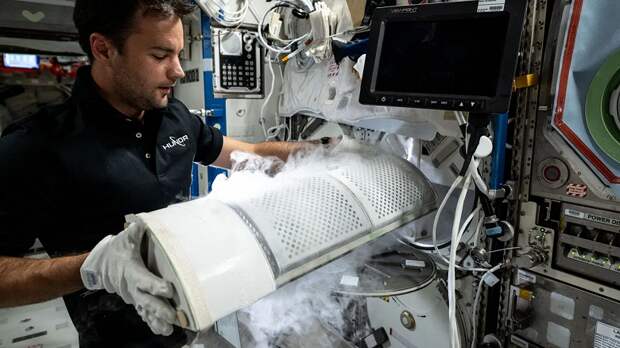 «Отпуск» затягивается: возвращение космических туристов с МКС снова отложено