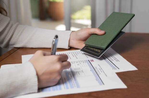 Жизнь по двум паспортам пора заканчивать