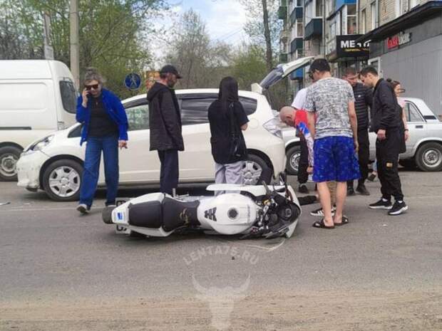 Мотоцикл столкнулся с автомобилем на Острове