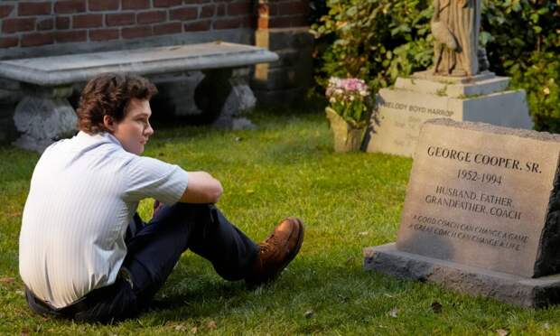 Georgie sits at his father's grave on Georgie & Mandy's First Marriage Season 1 Episode 2