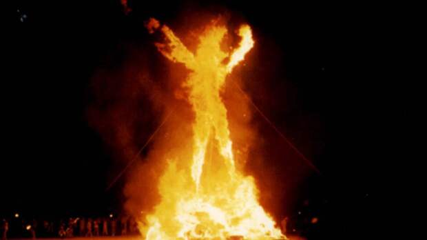 Курская «инквизиция» сожгла чучело коронавируса на фестивале реконструкторов
