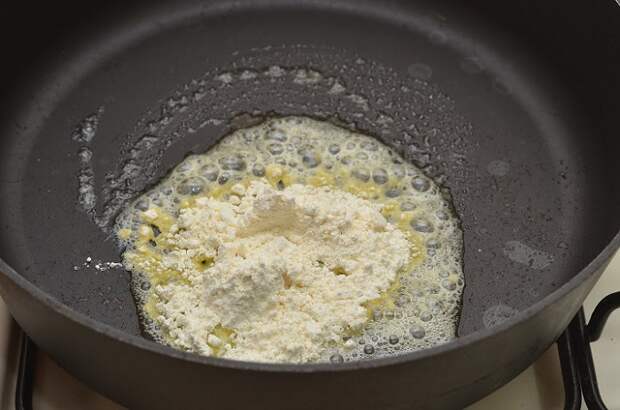 Муку нужно пожарить с маслом до золотистого цвета. / Фото: dachnyedela.ru Муку нужно пожарить с маслом до золотистого цвета. / Фото: dachnyedela.ru