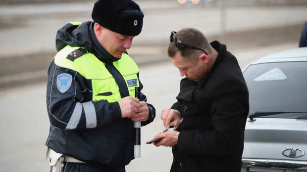 Зачем при проверке на дороге инспекторы стали требовать смартфон, и что на это отвечать водителю