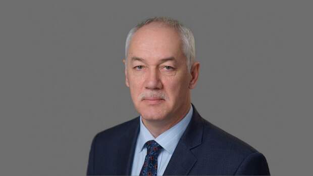 Председатель Думы Владивостока Андрей Брик поздравляет с Днем защитника Отечества