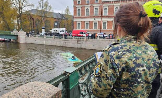Опубликованы кадры из салона утонувшего в Санкт-Петербурге автобуса