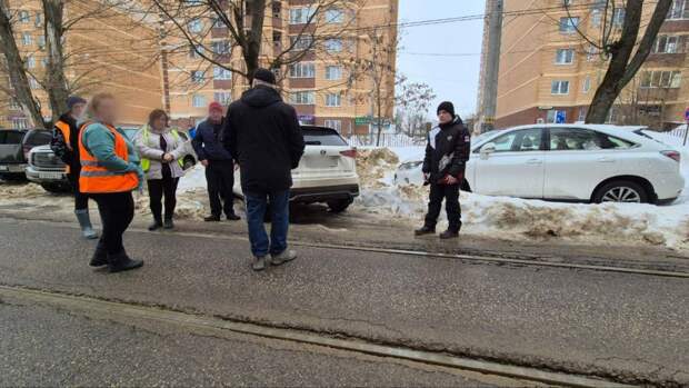 Движение остановлено: на улице Михеева в Туле водитель бросил кроссовер на трамвайных путях