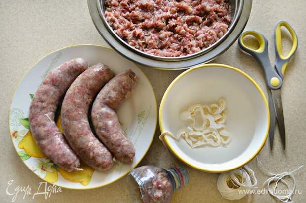 Мясные колбаски с гречкой для гриля. Ингредиенты: мясной фарш, гречневая крупа, лук репчатый