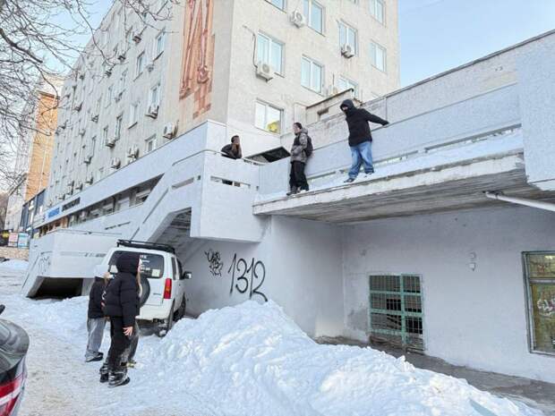 Смертельное развлечение: подростки устроили прыжки с крыши в сугроб во Владивостоке
