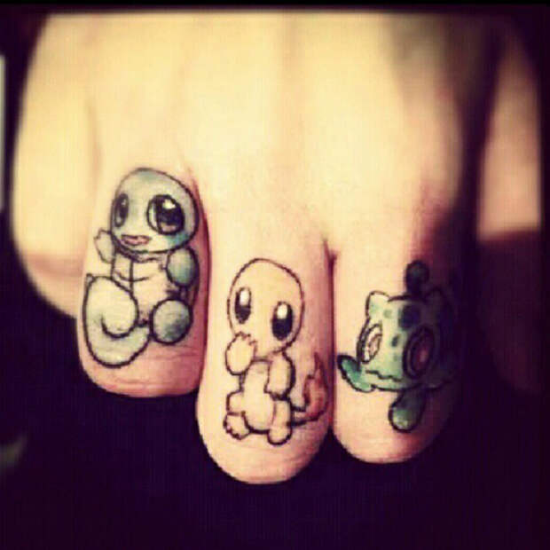Татуировки с покемонами на пальцах.