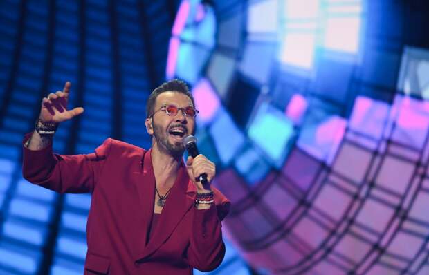 Воссоединение группы «Чай вдвоем», конкуренция с отцом: как живет Денис Клявер