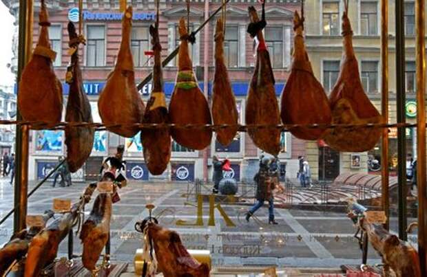 FILE PHOTO: Cuts of imported meat hang in the window of a delicatessen in St.Petersburg February 8, 2013. REUTERS/Alexander Demianchuk 