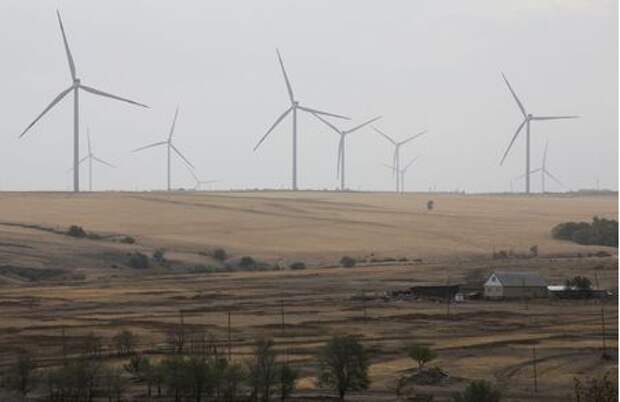 Wind turbines are seen outside the town of Kamensk-Shakhtinsky in Rostov region, Russia September 28, 2020. Picture taken September 28, 2020. REUTERS/Anton Vaganov