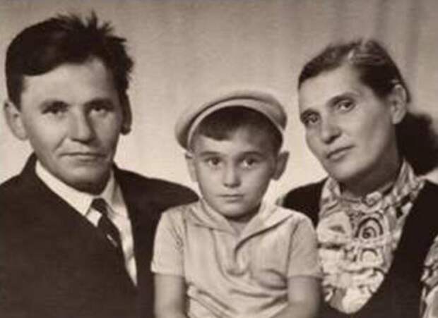 Сергей Пускепалис с родителями. / Фото: www.galabiography 