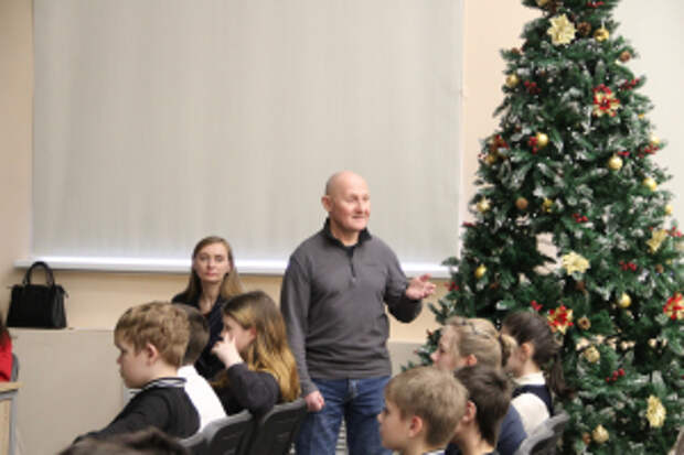 В преддверии Дня освобождения Великого Новгорода сотрудники полиции и общественник провели «Урок мужества» для школьников