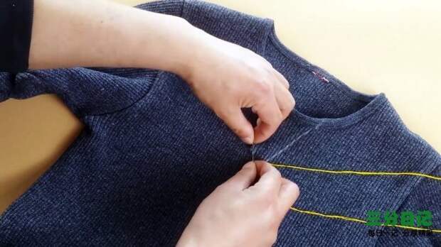 Как самостоятельно сузить вырез горловины свитера