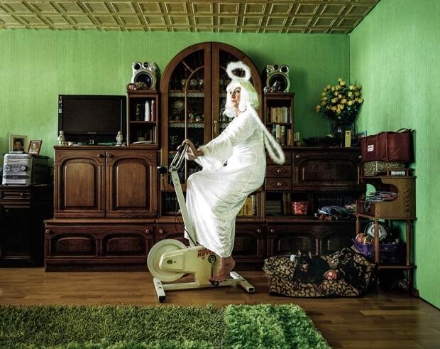 Фотокнига о людях, которые любят странные костюмы