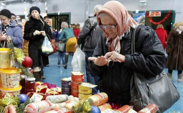 Когда купить еды – проблема (иллюстрация – фото Эдуарда Корниенко. Reuters)