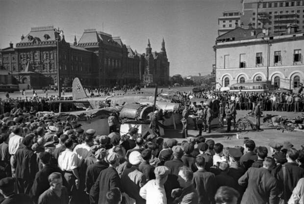08 Сбитый немецкий самолет на площади Свердлова. Июль 1941 г.jpg 08 Сбитый немецкий самолет на площади Свердлова. Июль 1941 г.jpg