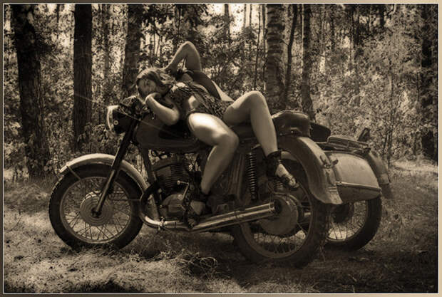 На мотоцикле можно было уехать в лес за грибами СССР, деревня, мотоциклы