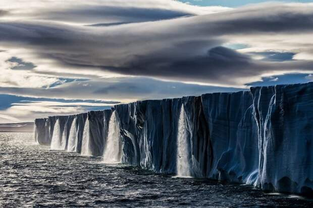 7. «Когда наш корабль подошел к леднику, я был потрясен, увидев серию водопадов из тающего льда» Прикольные фото, животные, чудеса