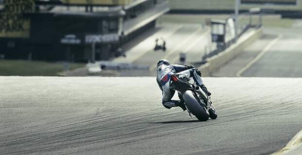 Новый супербайк Yamaha YZF-R1M вновь доступен для заказа