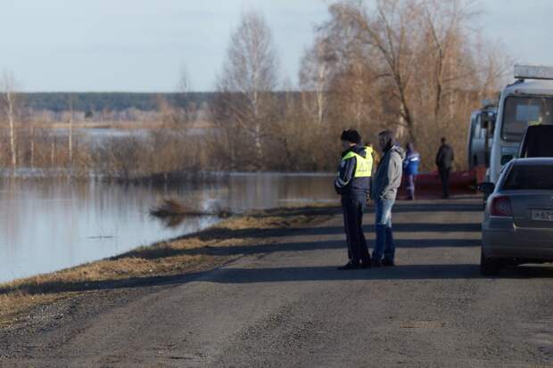 Царица вышла из берегов и затопила улицу в российском городе