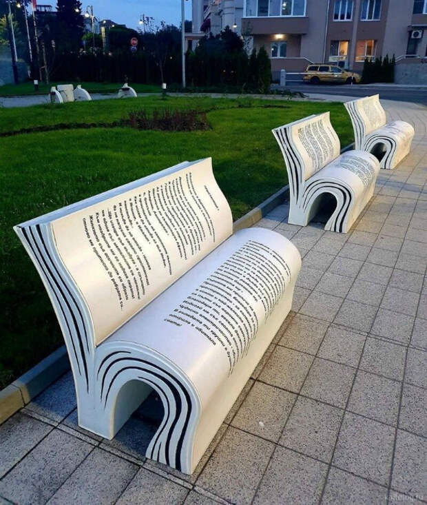 Скамейки в виде книг. | Фото: Kaifolog.ru.