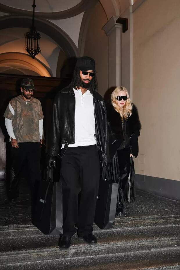 Мадонна вышла в свет с избранником, который на 38 лет моложе неё: фото