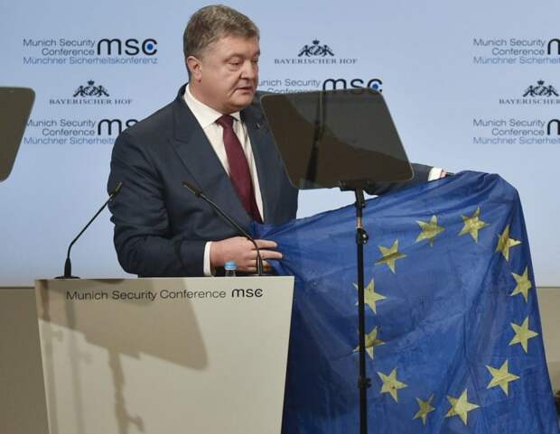 Порошенко призвал запретить российский флаг во всем мире‍
