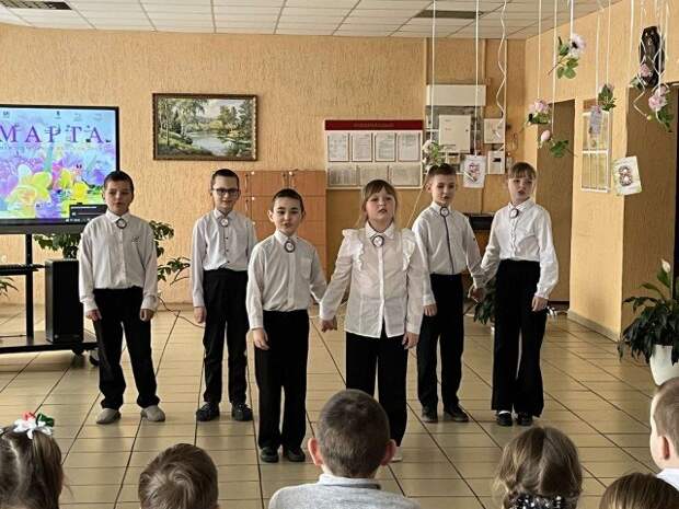 Праздничный концерт, посвященный 8 марта.