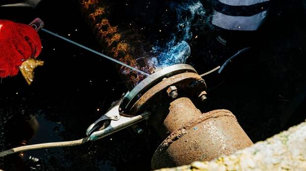 Из-за коммунальной аварии в Барнауле перекрыли две полосы дороги проспекта Строителей