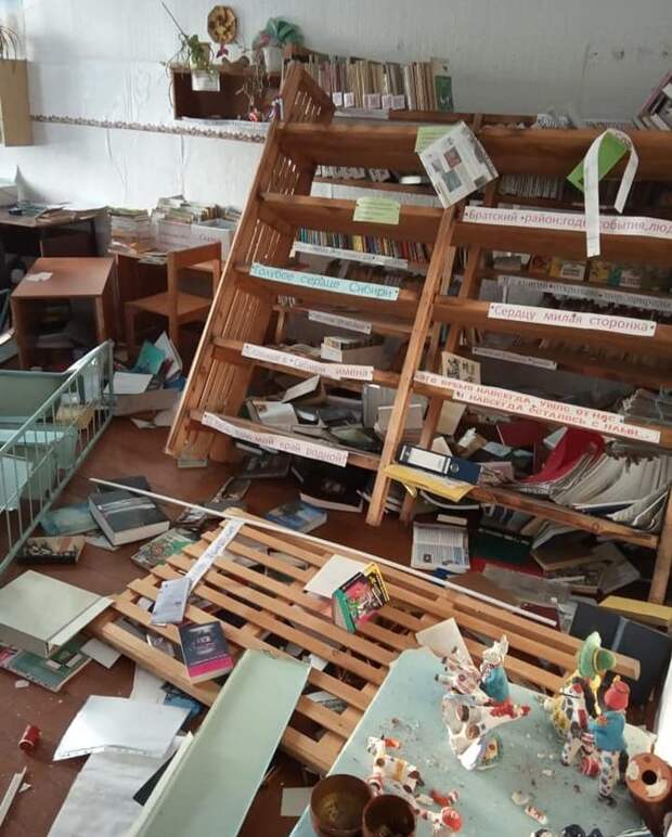 Неизвестные разрушили библиотеку в поселке Сосновый Братского района