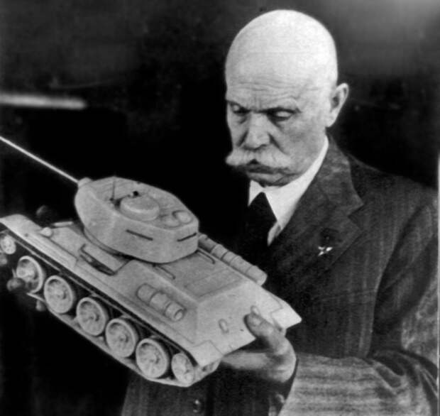 Е.О. Патон с макетом танка Т-34_1.jpg Е.О. Патон с макетом танка Т-34_1.jpg