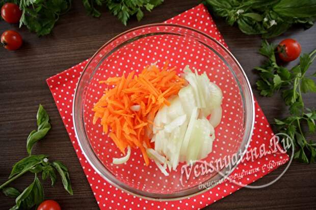 измельченные морковь и лук