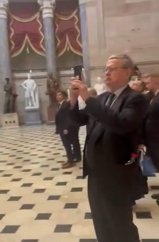 Депутат Кузнецов возмутился поездкой парламентариев в США и предложил сброситься