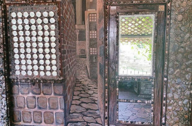 За 38 лет художница превратила свой дом в произведение искусства дом, камень и клей, оформление, ремонт