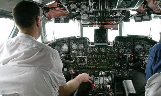 Обзор кабины будет формироваться таким образом, чтобы не были видны головы и плечи пилотов