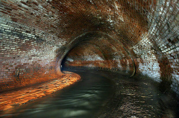 Подземный коллектор реки Неглинки, подземное русло которой ведёт до Александровского сада