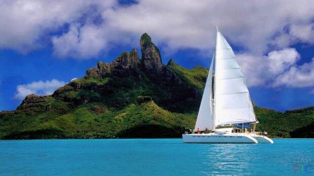 Небольшой парусник у острова