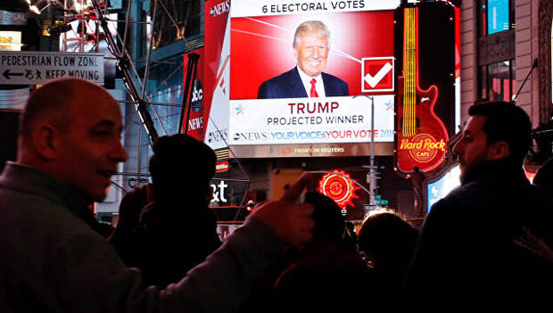 Люди наблюдают за подведением итогов голосования на выборах президента США в Нью-Йорке