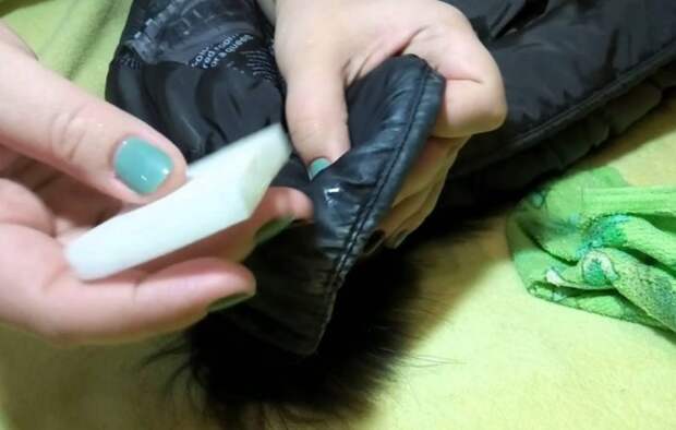Регулярно вытирайте воротник куртки, чтобы на нем не скапливался тональный крем / Фото: freelancehack.ru