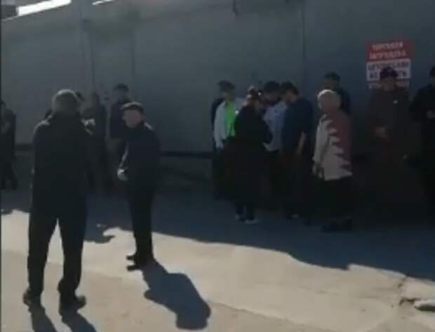Масштабный рейд по мигрантам провели на Ленинском рынке Новосибирска