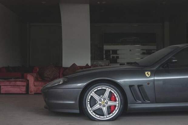 Porsche Carrera GT стоит 8 лет в заброшенном центре суперкаров в Китае
