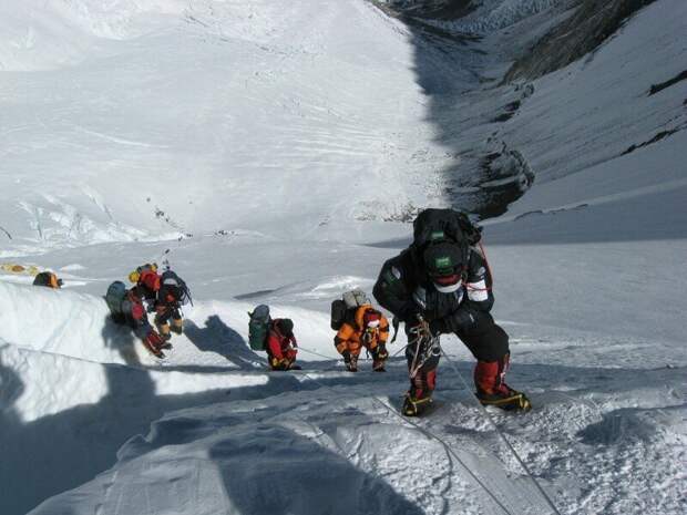 5. В 1988 году прошло первое "перекрестное" восхождение на Эверест. Китайские, японские и непальские команды одновременно поднялись с северной и южной сторон, и спустились с другой. Это было первое восхождение, которое показали по телевидению