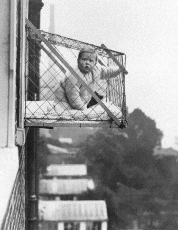 Такие детские клетки использовали семьи, которые хотели, чтобы их дети получали достаточно солнечного света (1930-е) история, ретро, фото, это интересно