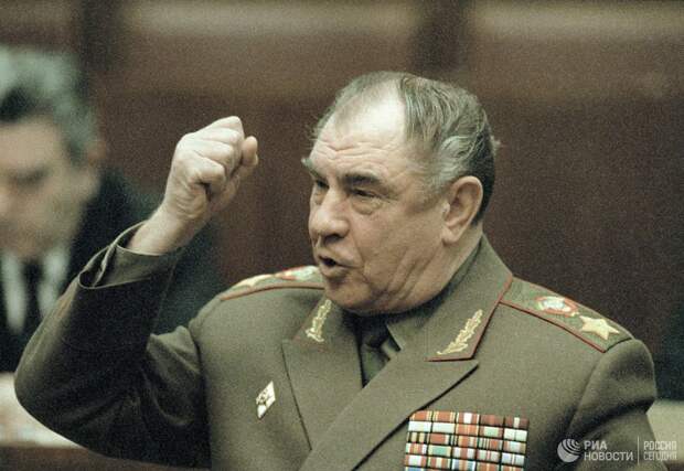 Дмитрий Язов выступает на IV сессии Верховного Совета СССР 1991 г.