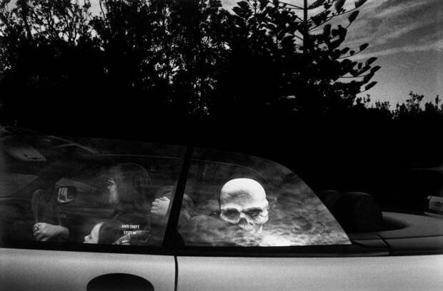 Ребёнок в маске скелетона, Австралия, 1998 год. Автор: Trent Parke.