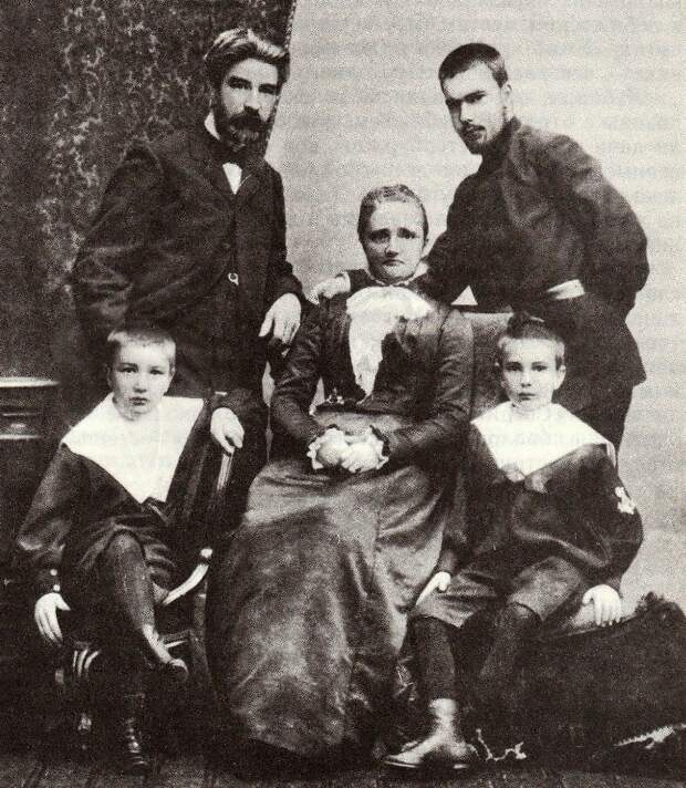 Виталий Бианки в детстве с родителями и братьями