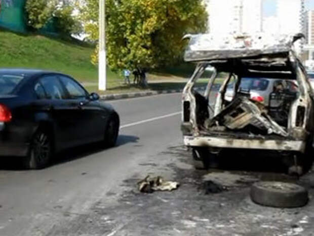 Сожженный в Москве автомобиль. Кадр телеканала "Россия 24"