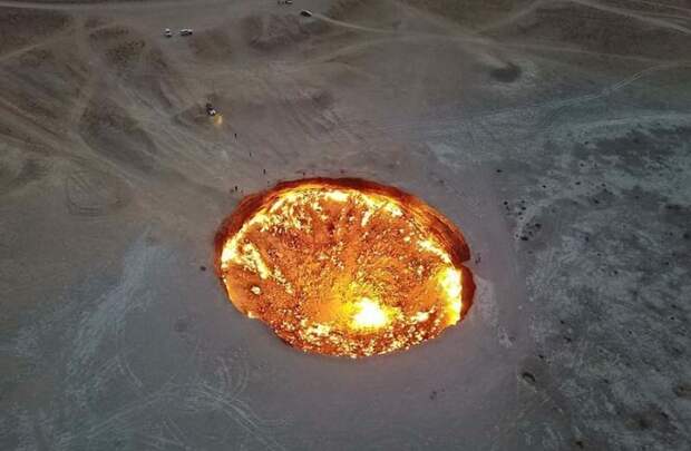Дрон снял удивительное видео кратера по прозвищу «Дверь в преисподнюю», горящего более 40 лет Дверь в преисподнюю, в мире, видео, красота, кратер, природа, фото